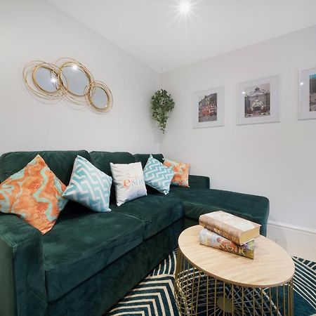 1 Bed House, Free Parking, 15 Minutes From Cheltenham Races Gloucester Buitenkant foto