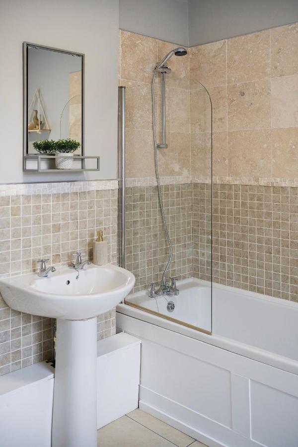 1 Bed House, Free Parking, 15 Minutes From Cheltenham Races Gloucester Buitenkant foto