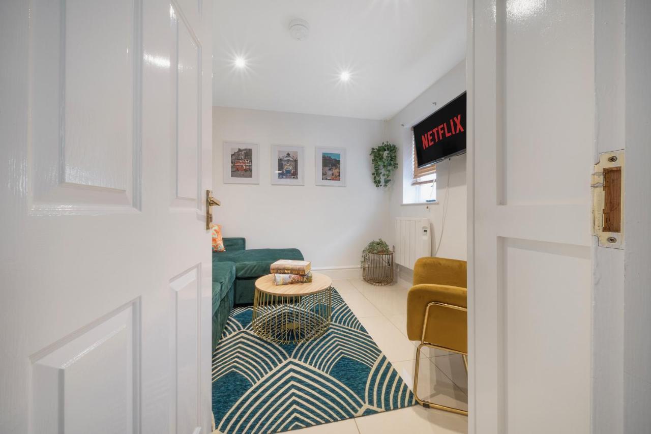 1 Bed House, Free Parking, 15 Minutes From Cheltenham Races Gloucester Buitenkant foto