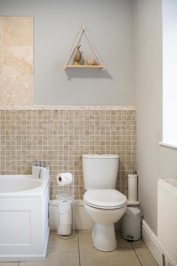 1 Bed House, Free Parking, 15 Minutes From Cheltenham Races Gloucester Buitenkant foto