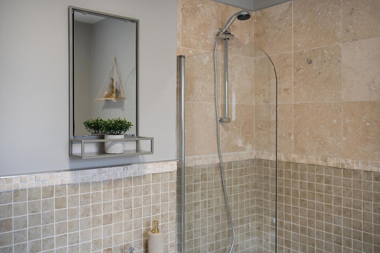 1 Bed House, Free Parking, 15 Minutes From Cheltenham Races Gloucester Buitenkant foto