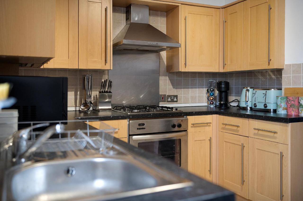 1 Bed House, Free Parking, 15 Minutes From Cheltenham Races Gloucester Buitenkant foto